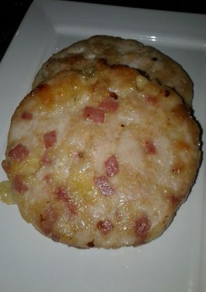 Una foto de Hamburguesa de pollo con jamón y queso 🍔