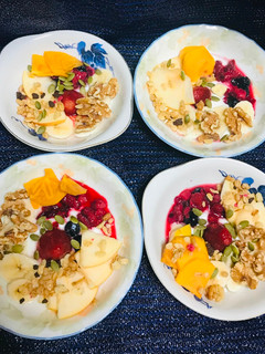 Una foto de Ensalada de Frutas con Yogur natural saludable!