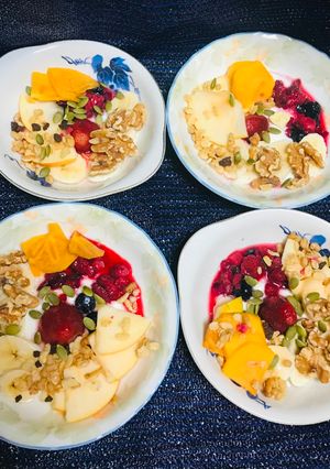 Una foto de Ensalada de Frutas con Yogur natural saludable!