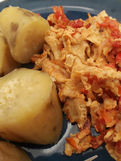 A picture of Sweet potatoes and egg sauce.