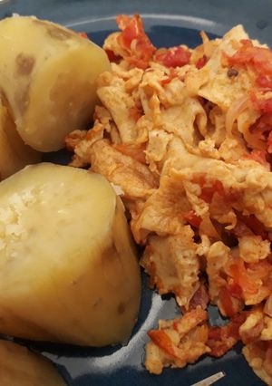 A picture of Sweet potatoes and egg sauce.