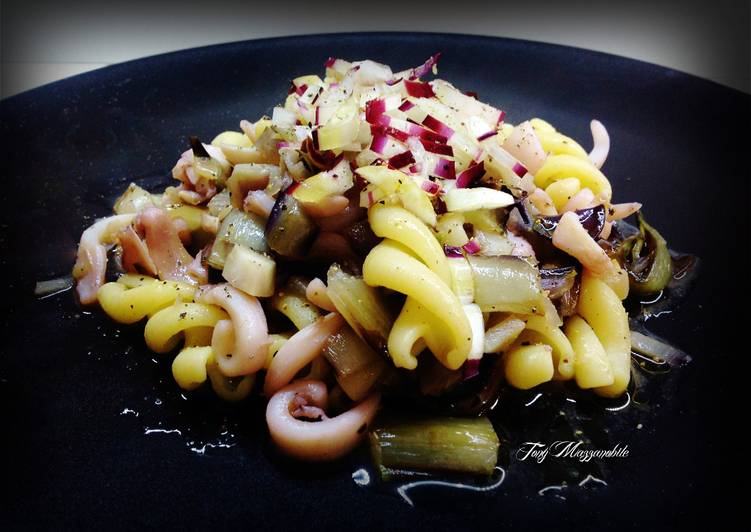 Recetta di Qualsiasi sera della settimana Fusilloni con calamari e radicchio tardivo trevigiano