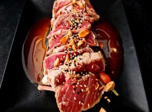 Foto di Tonno Tataki con Frutta Secca e Salsa Teriyaki