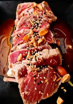 Foto di Tonno Tataki con Frutta Secca e Salsa Teriyaki