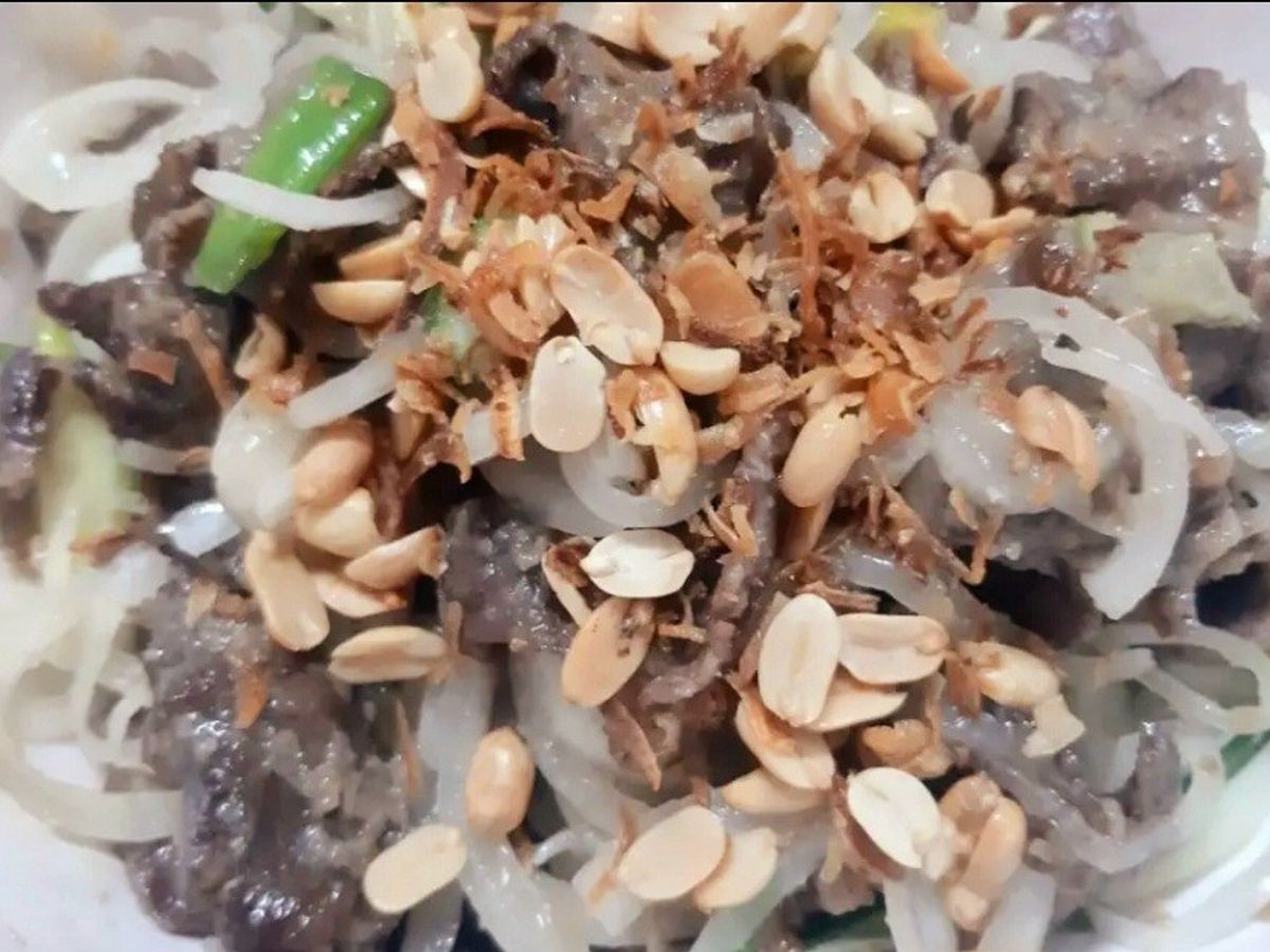 Thịt bò bóp thấu với hành tây, dưa leo