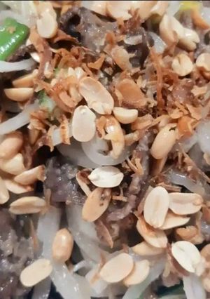 Hình của món Thịt bò bóp thấu với hành tây, dưa leo.