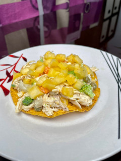 Una foto de Tostadas tropicales de pollo