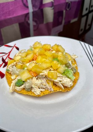Una foto de Tostadas tropicales de pollo