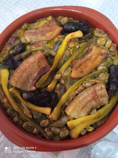 Una foto de Arroz al horno con habas y alcachofas