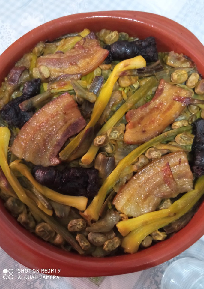 Una foto de Arroz al horno con habas y alcachofas