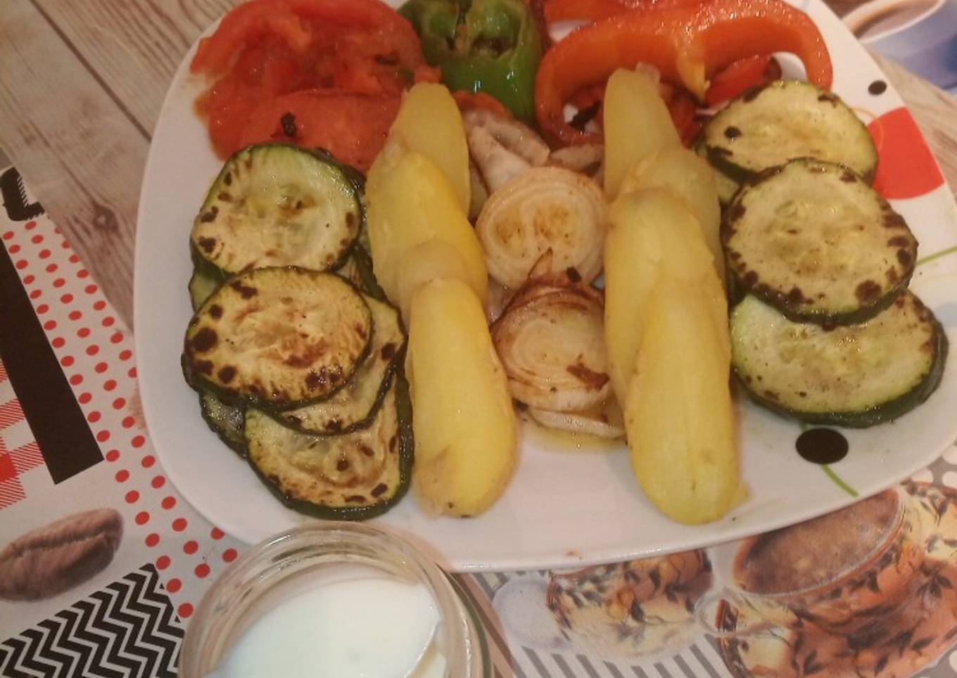 Parrillada de verduras con salsa de yogur