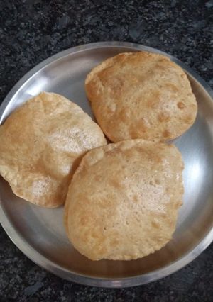 पूरी (Puri recipe in Hindi) रेसिपी मुख्य फोटो