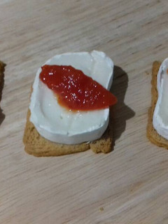 Una foto de Canapés de queso de cabra y mermelada de pimientos