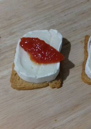 Una foto de Canapés de queso de cabra y mermelada de pimientos
