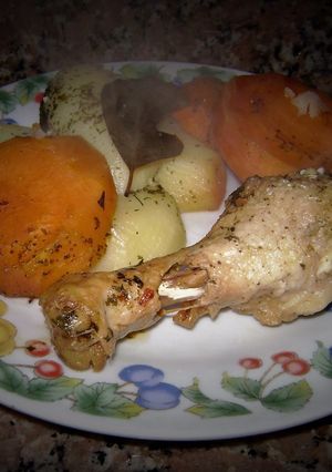 Una foto de Pollo a la cacerola con papas y batatas 🍗