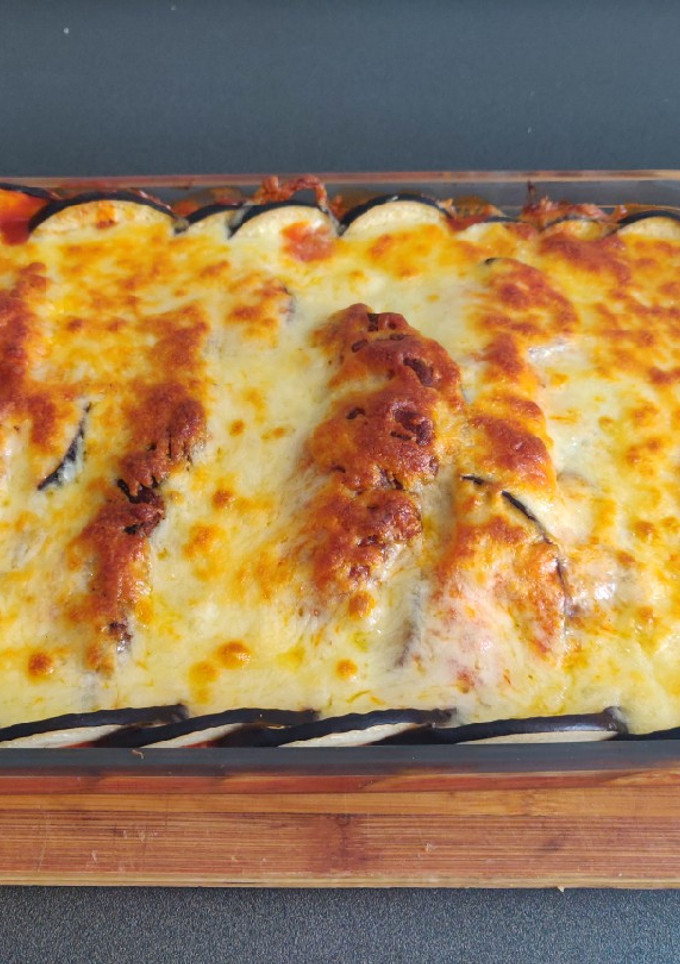 Una foto de Pechugas rellenas de queso y berenjenas
