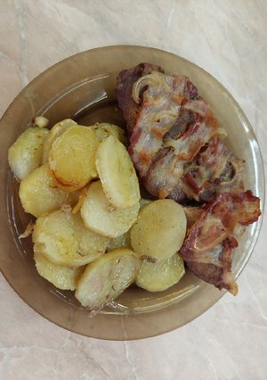 Krumpli ágyon sült tarja recept fotója