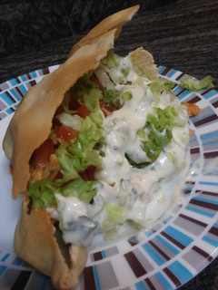 Una foto de Kebab de pollo con salsa de yogur griega