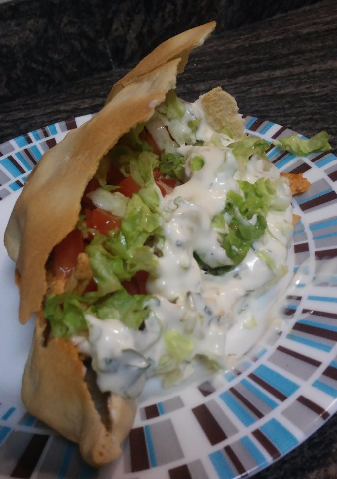 Una foto de Kebab de pollo con salsa de yogur griega