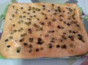 Una foto de focaccia rellena