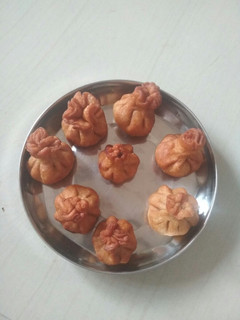 લીલાં નારીયેળ ના મોદક(Lila Nariyel Na Modak Recipe In Gujarati) રેસીપી મુખ્ય ફોટો