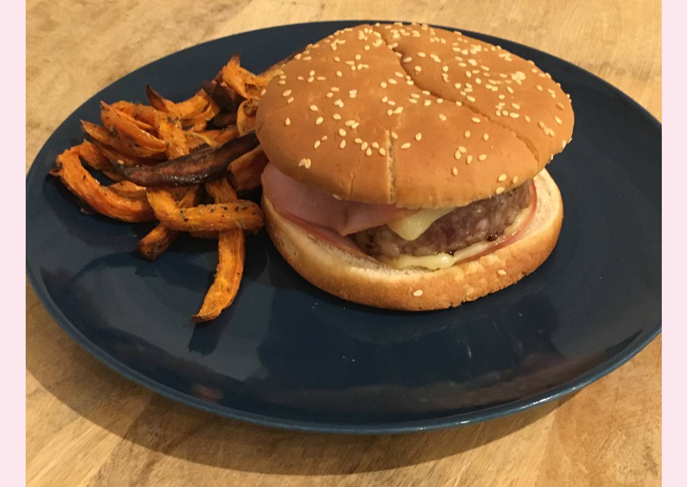 Hamburger raclette et frites patates douces
