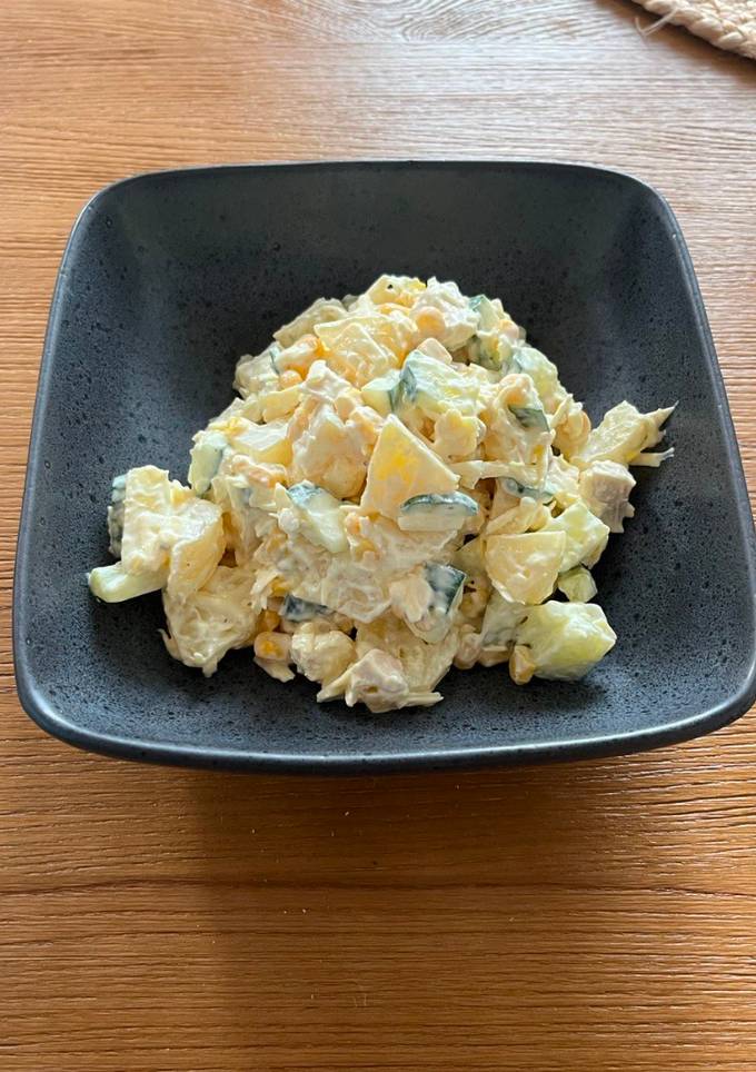 Салат з куркою і ананасом
