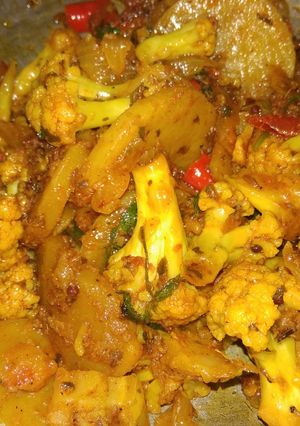 A picture of Aalo Gobhi Fry (couliflower fry).