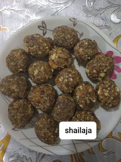 अंजीर, मेवा और खजूर के लड्डू (Anjeer mewa aur khajoor ke ladoo recipe in hindi) रेसिपी मुख्य फोटो