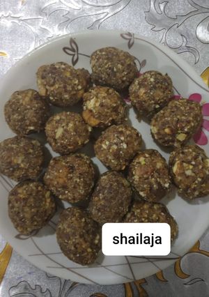 अंजीर, मेवा और खजूर के लड्डू (Anjeer mewa aur khajoor ke ladoo recipe in hindi) रेसिपी मुख्य फोटो