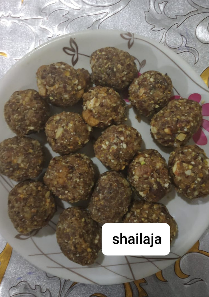अंजीर, मेवा और खजूर के लड्डू (Anjeer mewa aur khajoor ke ladoo recipe in hindi) रेसिपी मुख्य फोटो