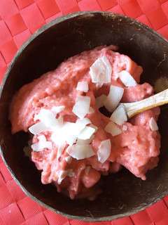 Una foto de Helado de mango y fresas