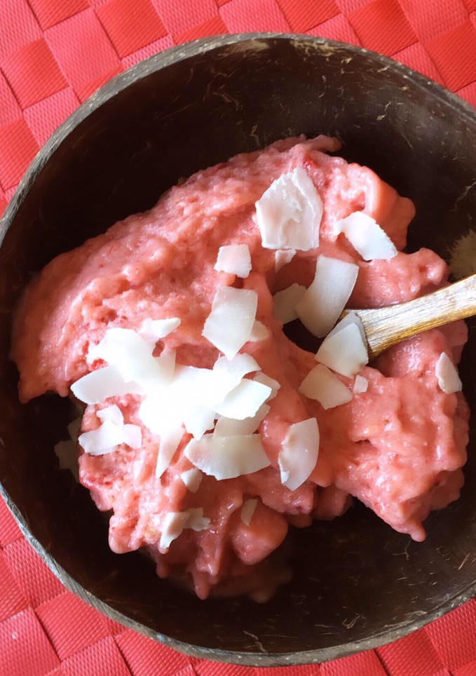 Una foto de Helado de mango y fresas