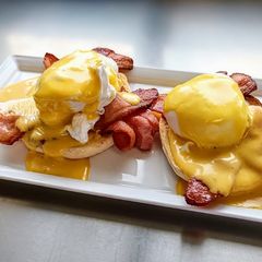 A picture of Eggs Benedict.