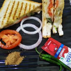 A picture of Mumbai aloo masala toast.