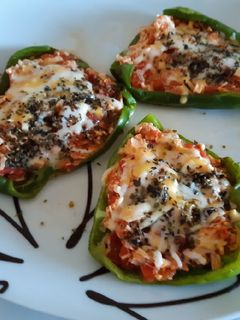 Una foto de Pimientos verdes rellenos de pollo