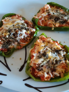 Una foto de Pimientos verdes rellenos de pollo