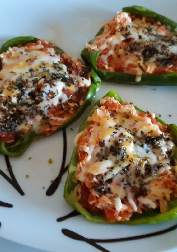 Una foto de Pimientos verdes rellenos de pollo