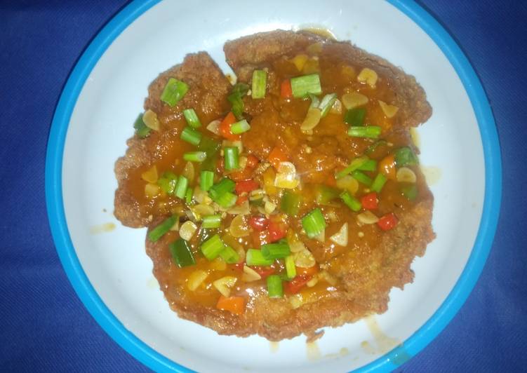 Telur goreng krispi dan saus pedas