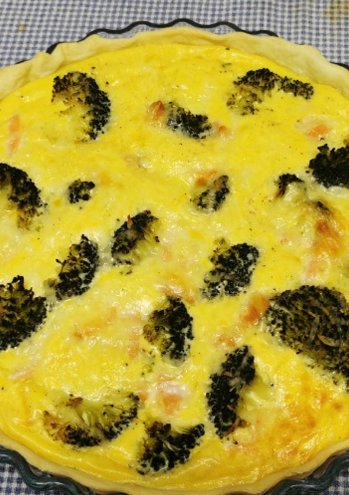 Una foto de Quiche de brócoli y salmón