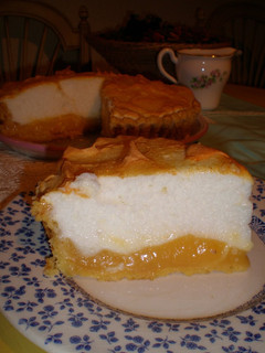 Una foto de Tarta de merengue y limón (lemon meringue pie)