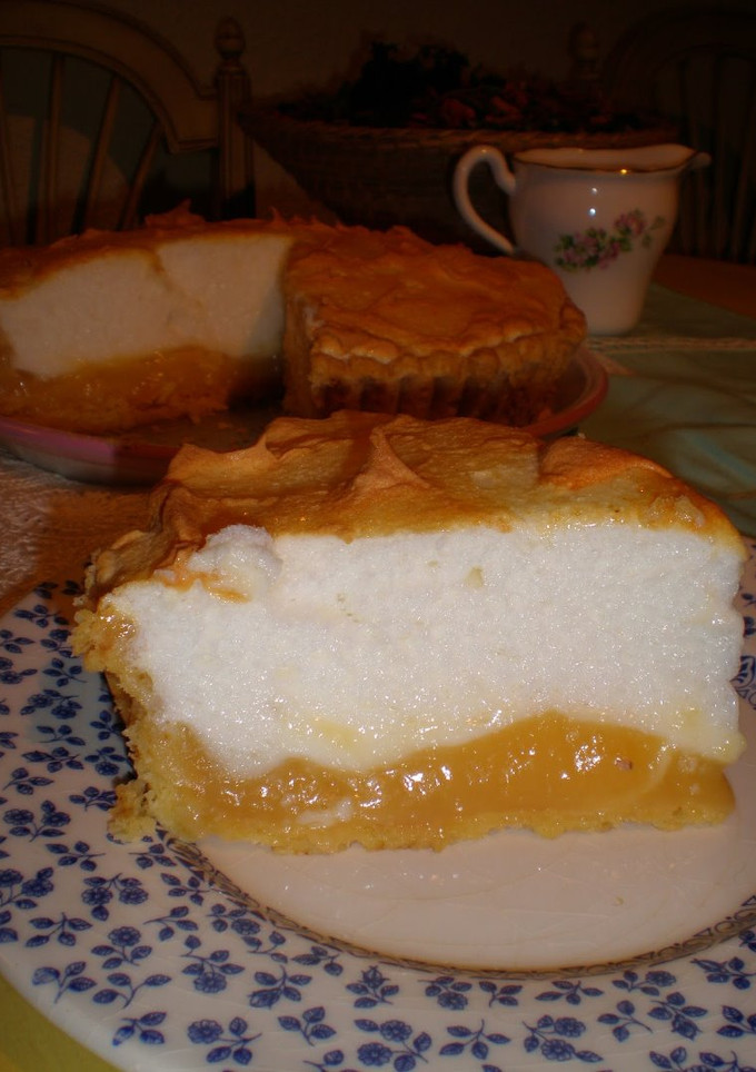 Una foto de Tarta de merengue y limón (lemon meringue pie)