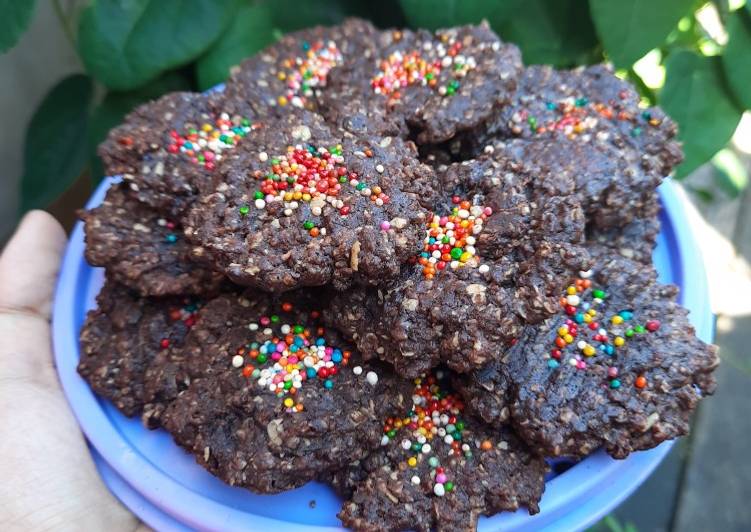 Langkah Mudah untuk Menyiapkan Choco Oat Cookies Teflon yang Lezat