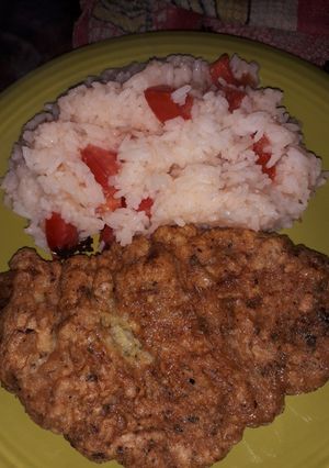 Una foto de Escalope con arroz cremoso y tomate !!