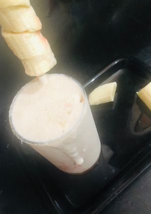 A picture of Banana rose mousse smoothie.