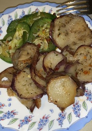 Una foto de Berenjenas y zapallitos salteados con ajo para acompañar carnes, hacer sándwich o comerlas solitas