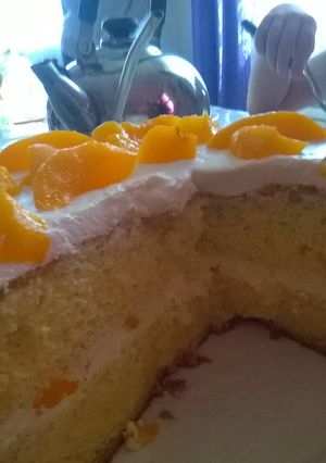 Una foto de Bizcochuelo de durazno y crema