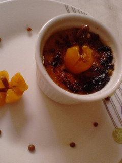 Una foto de Crème brûlée de aguaymanto
