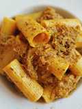 Rigatoni con salsa cremosa de costillas de cerdo y parmesano