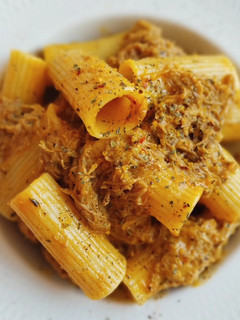 Una foto de Rigatoni con salsa cremosa de costillas de cerdo y parmesano